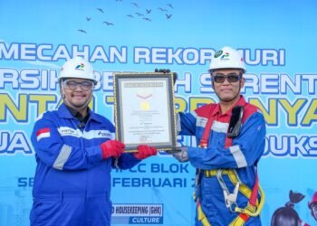 PT KPB Pecahkan Rekor MURI! 1.640 Pekerja Gotong Royong Bersihkan Kilang Hingga Ketinggian 120 Meter