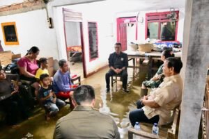 Presiden Prabowo Berbincang Dengan Korbang Banjir di Bekasi.