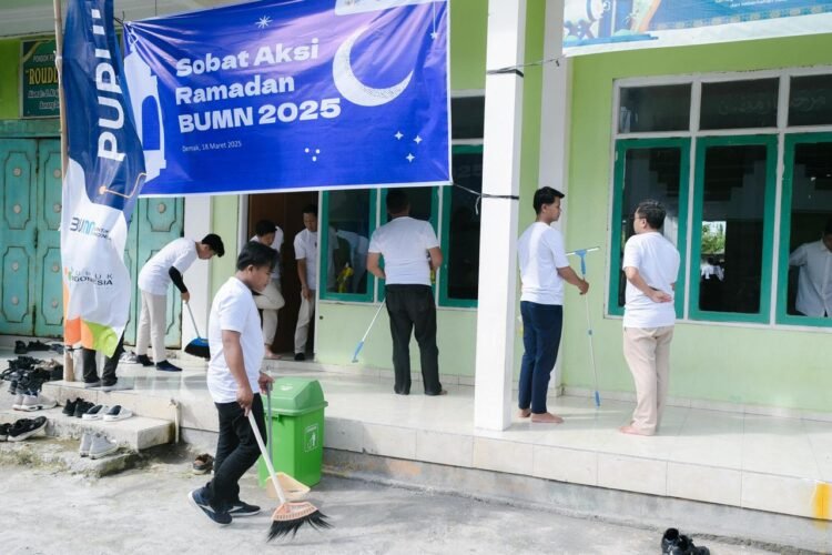 ‘Sobat Aksi Ramadan’ Pupuk Indonesia Bersih-bersih Ponpes di Demak