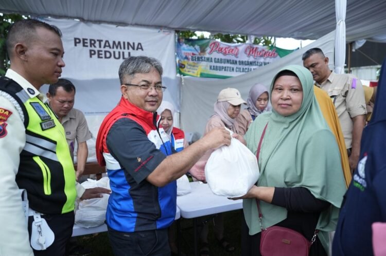 Hanya 30 Menit, Ratusan Paket Sembako Kilang Cilacap Habis di Pasar Murah