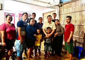 Momen Bersahaja Presiden Prabowo Bersama Korban Banjir di Bekasi