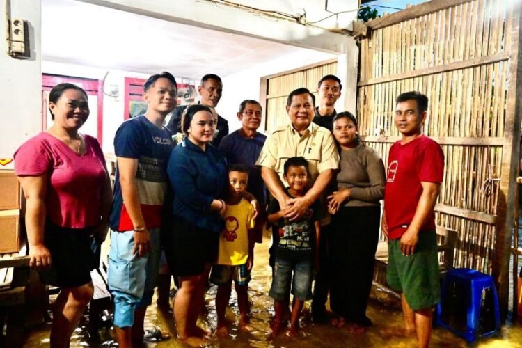 Momen Bersahaja Presiden Prabowo Bersama Korban Banjir di Bekasi