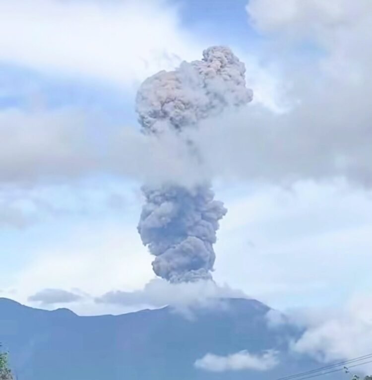 Muntahan-abu-vulkanik-gunung-marapi-sunatera-barat-mencapai-1-kilometer