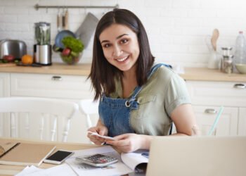 Bukan Cuma Urus Dapur! Ibu Rumah Tangga Juga Bisa Jago Investasi dan Tabungan, Begini Caranya….