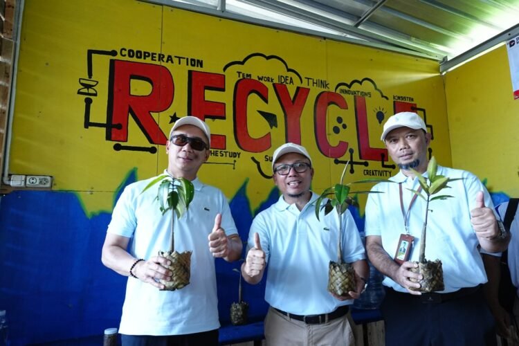 Ini Kreativitas Bank Sampah Binaan Kilang Cilacap, Limbah Nipah menjadi Besek & Polybag Ramah Lingkungan