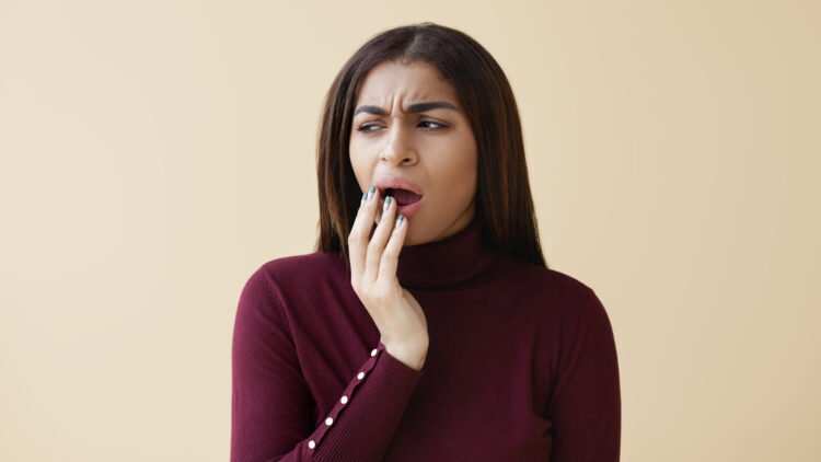 Bukan Kebetulan! Ini Alasan Lidah Sering Tergigit Menurut Primbon dan Ilmu kedokteran