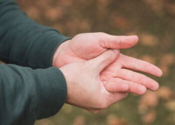 Kedutan di Telapak Tangan Kanan: Tanda Rezeki atau Gejala Penyakit? Ini Kata Primbon Jawa dan Medis