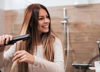 Tips Meluruskan Rambut Tanpa Harus ke Salon, Mudah dan Hemat Biaya