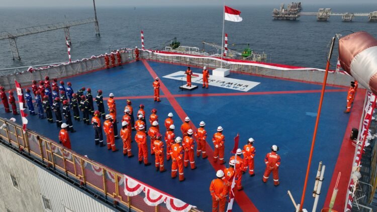 Gelar Upacara HUT RI Ke-80, Subholding Upstream Pertamina Kibarkan Sang Merah Putih di Perairan Indonesia