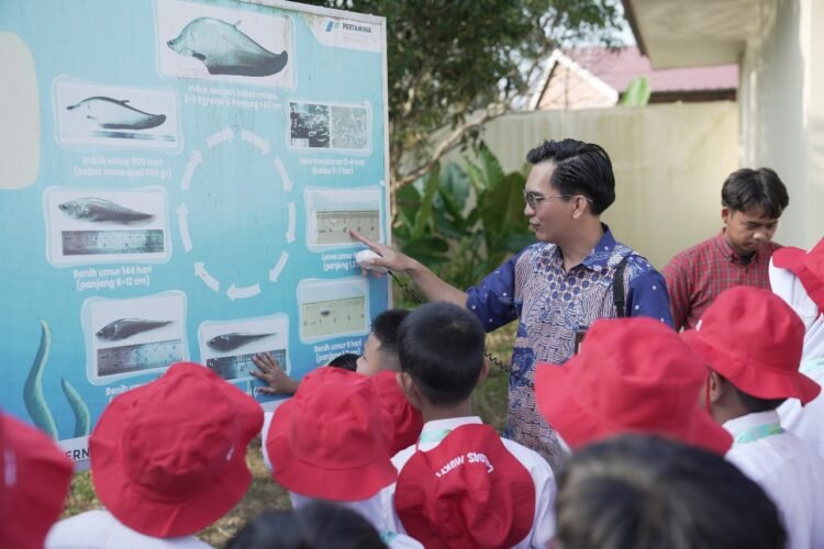 Cerdas Mukti, Ketika Pekerja Muda Kilang Pertamina Plaju Kenalkan Bisnis Pertamina Hingga Ikan Belida ke Siswa SD