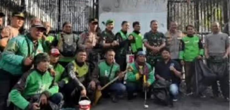 Warga, Ojol, dan TNI Bersatu Lakukan Kerja Bakti Pasca Kerusuhan