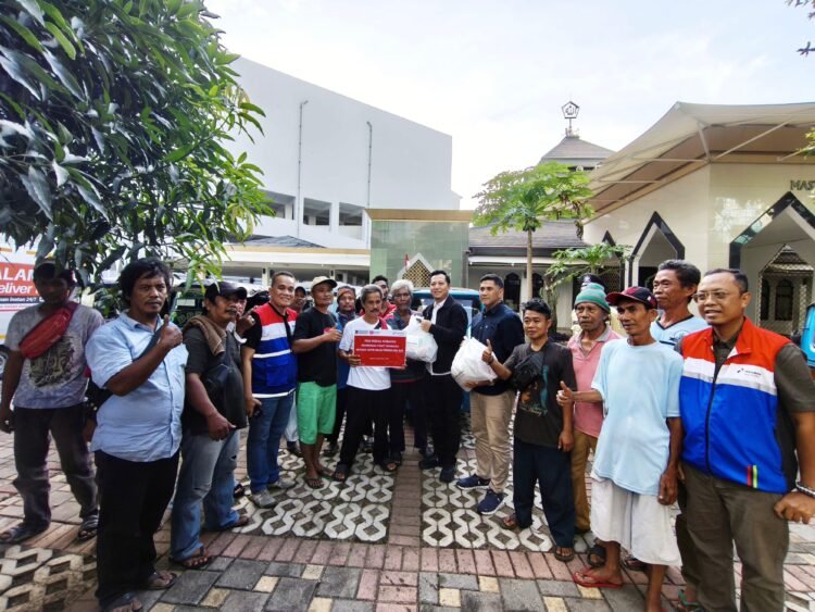 Jaga Solidaritas, PGN Bagikan Paket Sembako untuk Komunitas Pengemudi Bajaj Gas