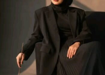 Prompt Gemini Foto Pakai Jas Hitam dan Pegang Bunga Mawar