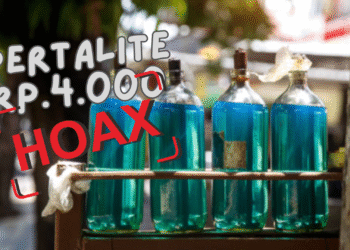 Foto ini menggambarkan bbm pertalite yang ada di dalam botol eceran.