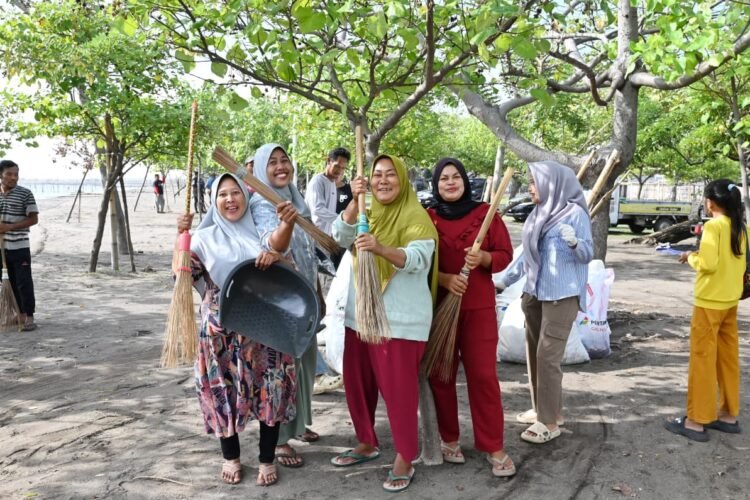 PGN Gelar Aksi Bersih Pantai, 1,1 Ton Sampah Terangkat dari Tanjung Pasir Banten