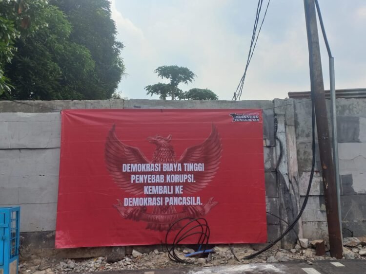 Spanduk Ajakan Kembali ke Demokrasi Pancasila dan UUD 1945 Marak di Jabodetabek, Warga Nyatakan Mendukung