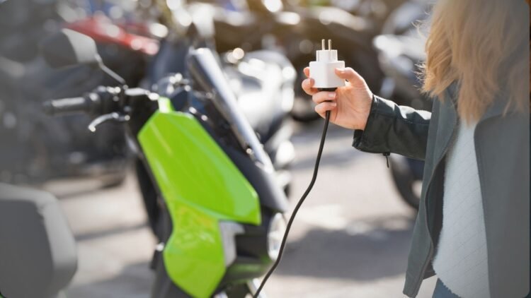 Siap Melaju Jauh! 5 Rekomendasi Motor Listrik Unggulan untuk Touring Tahun Ini