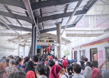 Prabowo Menyikapi KRL Penuh di Jam Sibuk, KAI Siapkan Penambahan Gerbong.