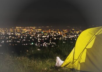 Camping di alam terbuka dengan pemandangan city light menjadi alternatif favorit, terutama bagi yang ingin suasana lebih tenang namun tetap berkesan pada saat perayaan malam tahun baru.