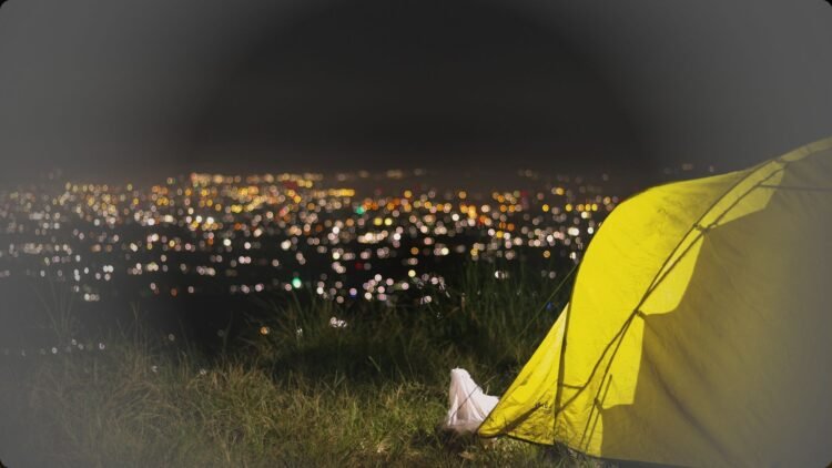 Camping di alam terbuka dengan pemandangan city light menjadi alternatif favorit, terutama bagi yang ingin suasana lebih tenang namun tetap berkesan pada saat perayaan malam tahun baru.