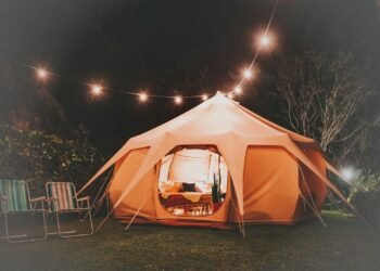 Liburan Tetap Seru! Ini Tips Aman Menjelajahi Alam di Musim Hujan