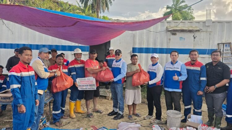 Dirut Pertamina Drilling Kunjungi Posko Banjir di Rig PDSI#19.1 dan Memberikan Bantuan Dapur Umum di Langkat, Sumatra Utara