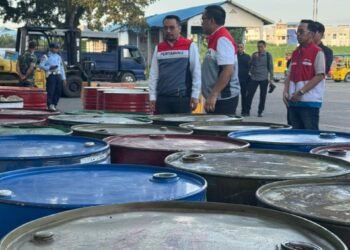Direktur Utama Pertamina Tinjau logistik BBM Yang Akan Dikirim Via Udara Ke Aceh Tengah dan Bener Meriah