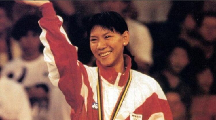 Susi Susanti, Legenda Bulutangkis Indonesia, Berjuang Demi Status WNI