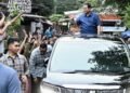 Momen Kedekatan Prabowo dan Warga saat Blusukan di Bantaran Rel Kawasan Senen