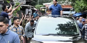 Momen Kedekatan Prabowo dan Warga saat Blusukan di Bantaran Rel Kawasan Senen
