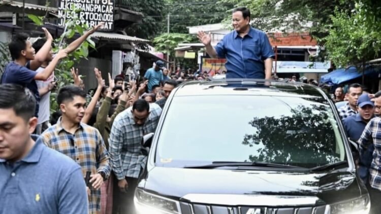 Momen Kedekatan Prabowo dan Warga saat Blusukan di Bantaran Rel Kawasan Senen