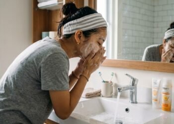 Serupa Tapi Tak Sama, Perbedaan Sabun Cuci Muka Pria dan Wanita, Apakah Boleh Tukeran?