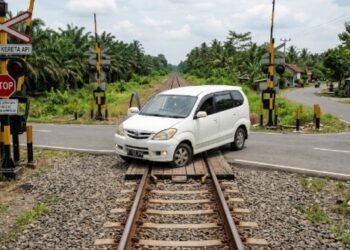 Kenapa Mobil Bisa Mogok di Lintasan Kereta? Belajar dari Insiden Tabrakan Kereta di Bekasi Timur