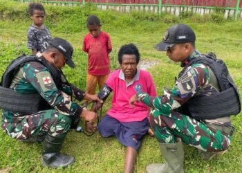 Jangkau Daerah Sulit, TNI Hadirkan Pengobatan Gratis untuk Warga Papua