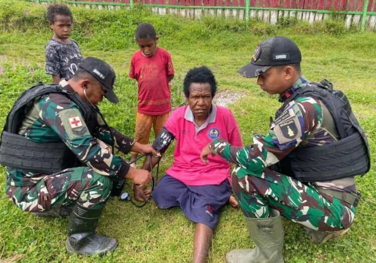 Jangkau Daerah Sulit, TNI Hadirkan Pengobatan Gratis untuk Warga Papua