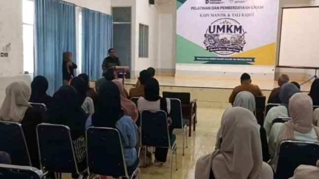 Wujud Komitmen Pemberdayaan Masyarakat, PT ANTAM dan Pemkab Kolaka Latih Pelaku UMKM Kreasikan Kain Mantik