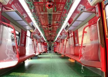 Hadirkan Nuansa Piala Dunia di Perjalanan, KAI Commuter Line Sulap Gerbong KRL Jadi Lapangan Sepakbola