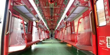 Hadirkan Nuansa Piala Dunia di Perjalanan, KAI Commuter Line Sulap Gerbong KRL Jadi Lapangan Sepakbola