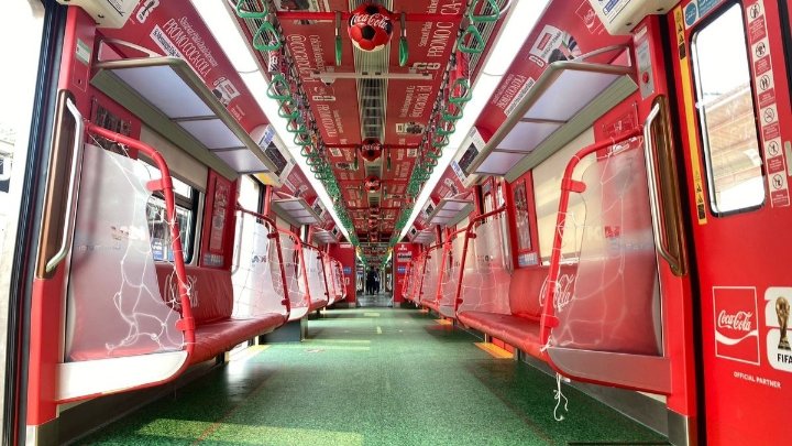 Hadirkan Nuansa Piala Dunia di Perjalanan, KAI Commuter Line Sulap Gerbong KRL Jadi Lapangan Sepakbola