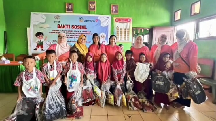 PT Antam dan PWAT Dukung Pendidikan Anak Molawe Lewat Program Sosial