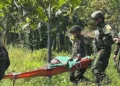 Prajurit TNI Evakuasi Ibu Hamil di Medan Ekstrem Papua