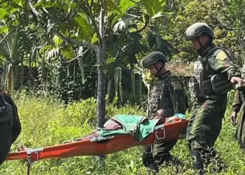 Prajurit TNI Evakuasi Ibu Hamil di Medan Ekstrem Papua