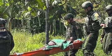 Prajurit TNI Evakuasi Ibu Hamil di Medan Ekstrem Papua