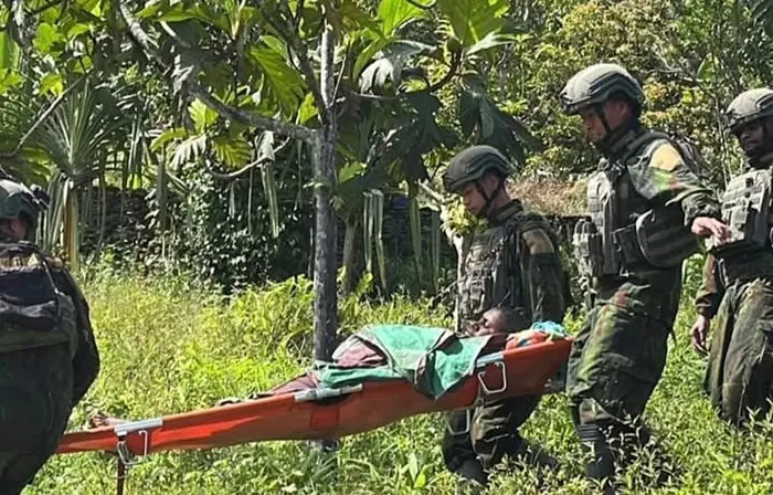 Prajurit TNI Evakuasi Ibu Hamil di Medan Ekstrem Papua