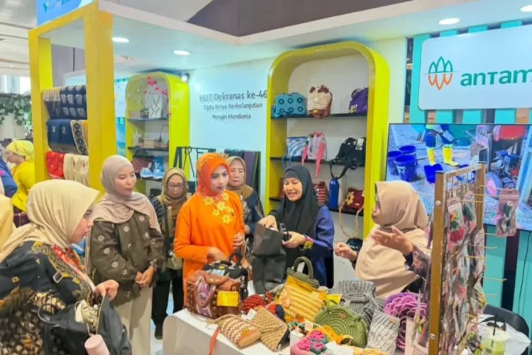 ANTAM Promosikan Kain Tenun dan Kerajinan Rajut Kolaka di Pameran Dekranas 2026