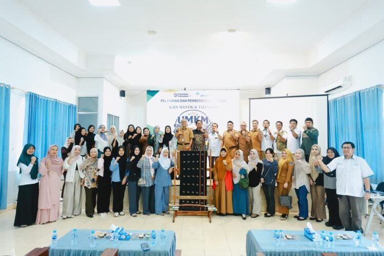 ANTAM UBP Nikel Kolaka Perkuat UMKM Lewat Pelatihan Kain Mantik dan Tali Rajut