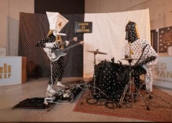 Mengenal Angine de Poitrine, Duo Musisi Rock Eksperimental Anonim yang Akan Ganti Topeng