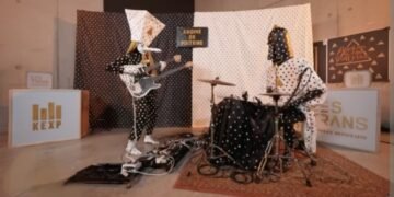 Mengenal Angine de Poitrine, Duo Musisi Rock Eksperimental Anonim yang Akan Ganti Topeng