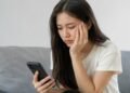 Apakah Oversharing Berkaitan dengan Self-Esteem? Ini Penjelasan Psikologisnya