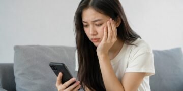 Apakah Oversharing Berkaitan dengan Self-Esteem? Ini Penjelasan Psikologisnya